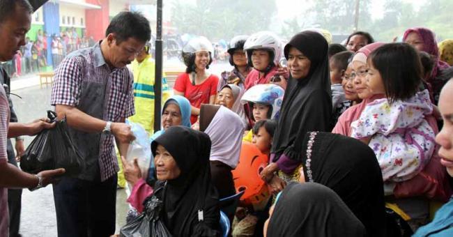 Wako Bagikan Sembako Murah di Tengah Hujan